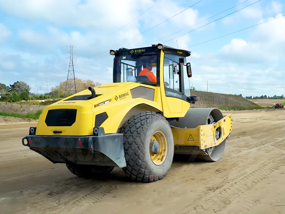 Купить Каток грунтовый BW 213 BVC-5 и другую дорожную, коммунальную, строительную спецтехнику в Торговом Доме «Регион 45».