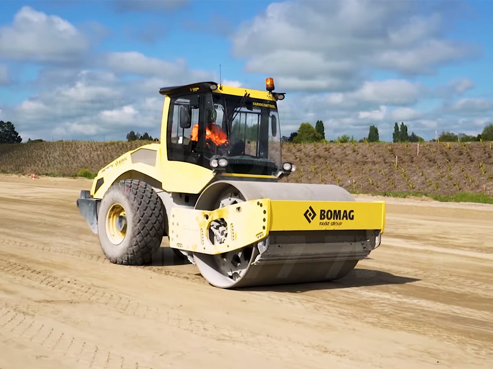Купить Каток грунтовый BW 213 BVC-5 и другую дорожную, коммунальную, строительную спецтехнику в Торговом Доме «Регион 45».