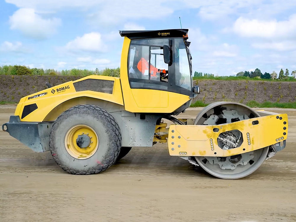 Купить Каток грунтовый BW 213 BVC-5 и другую дорожную, коммунальную, строительную спецтехнику в Торговом Доме «Регион 45».